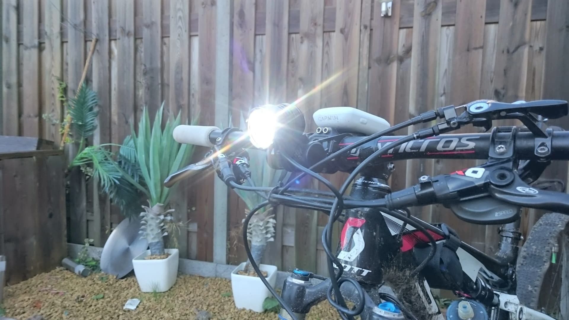 MTB met brandende Hilox LED-koplamp op het stuur
